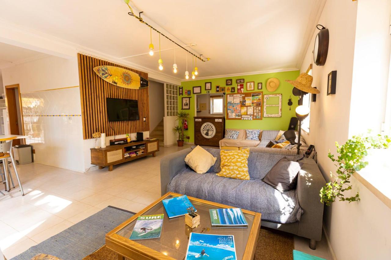 Hostel Pineapple Surf House Atouguia Da Baleia Exterior foto