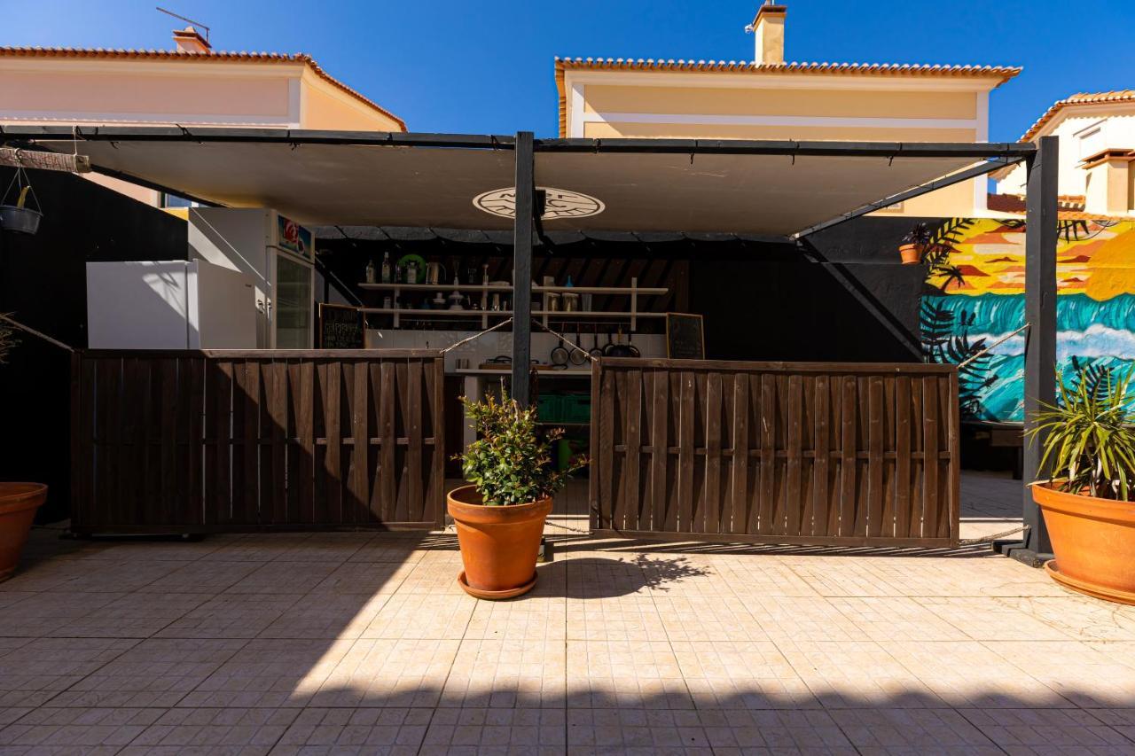 Hostel Pineapple Surf House Atouguia Da Baleia Exterior foto